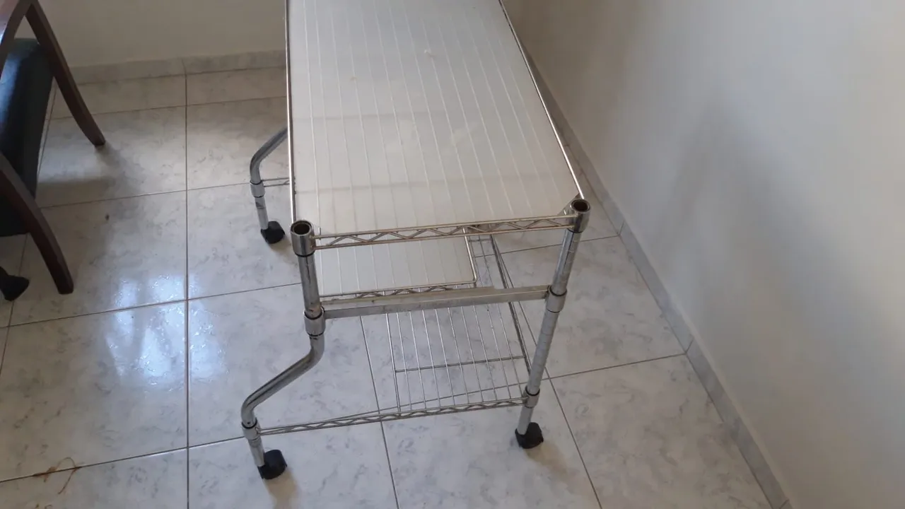 Mesa auxiliar de metal com rodinhas