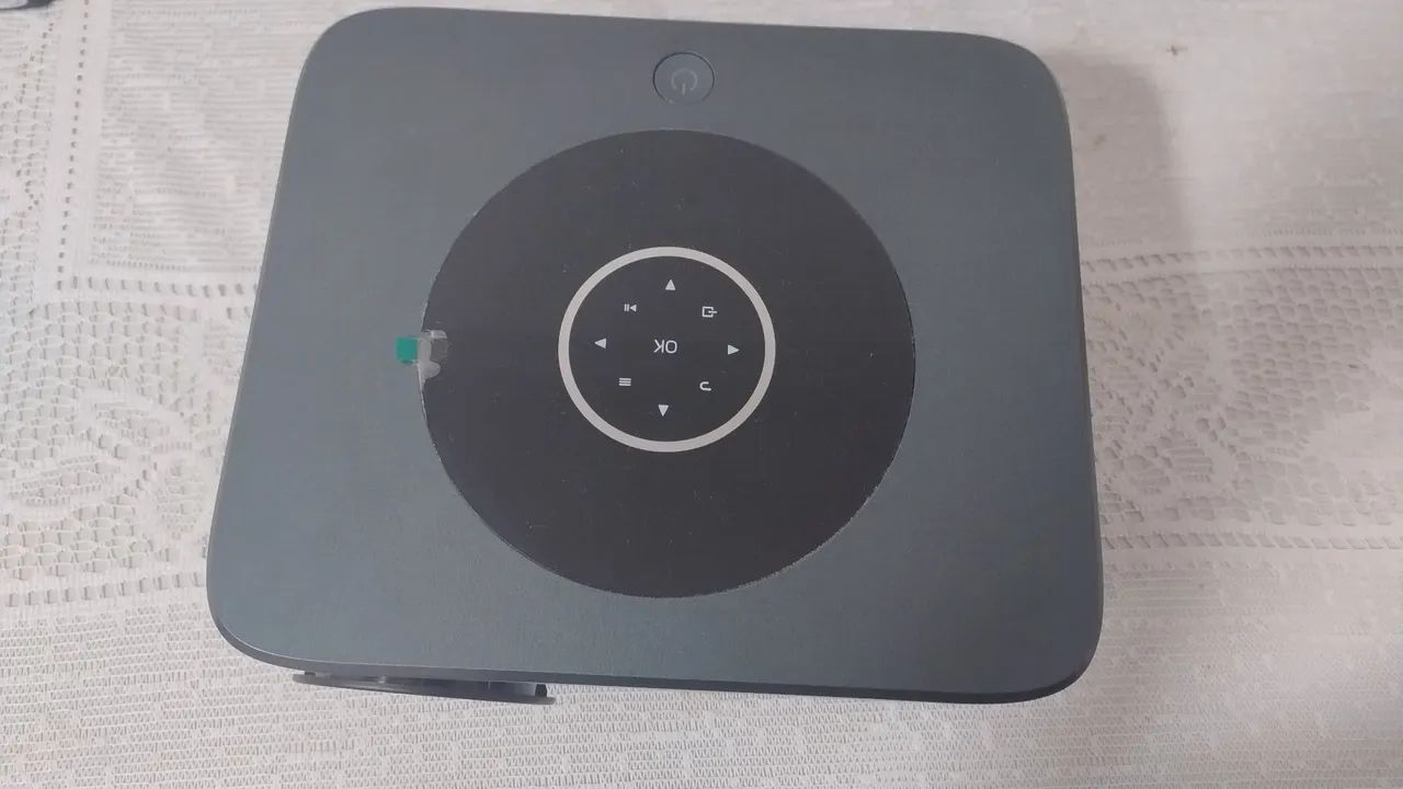 Projetor Full HD e tela de projeção seminovos.64303157098497122