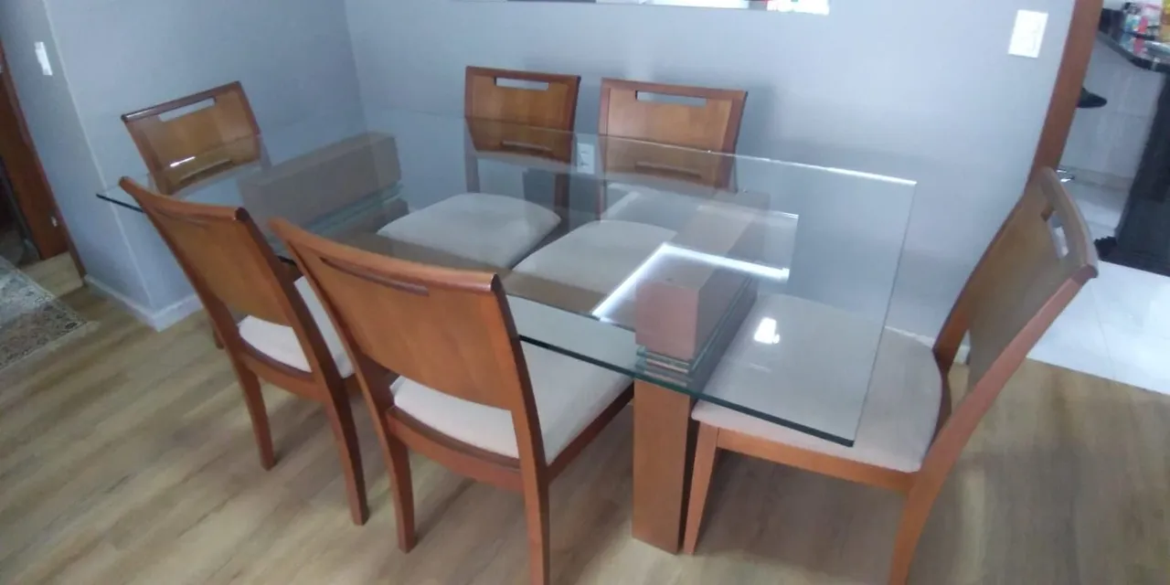 Mesa de jantar com tampo de vidro e 6 cadeiras