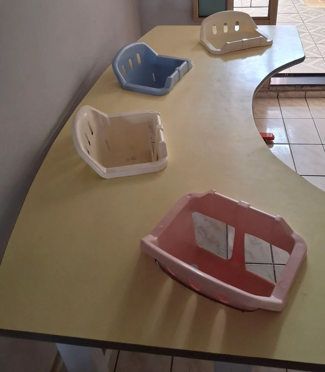Vendo mesa para refeição de bebês com 4 lugares  - Foto 2
