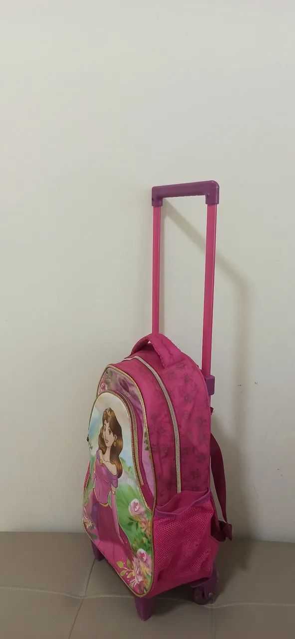 Mochila infantil escolar com rodinh tema  princesa  - Foto 4