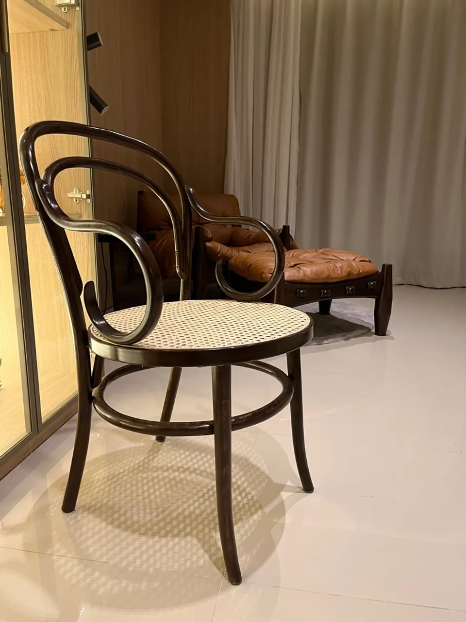 Cadeira com braços modelo Thonet