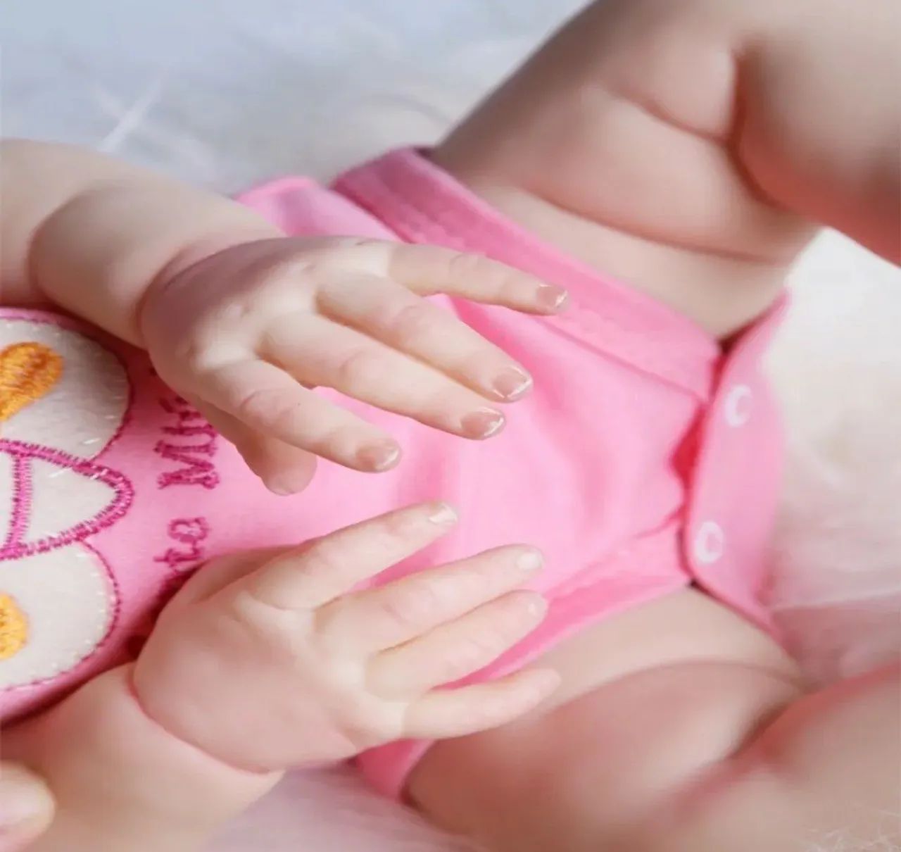 Boneca bebê reborn de silicone com brinco 48 cm - Foto 5