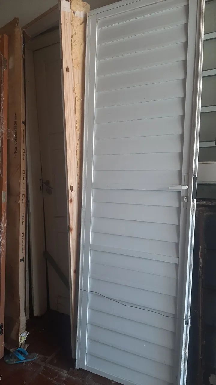 Porta aluminio 60x210 com chave e batente 