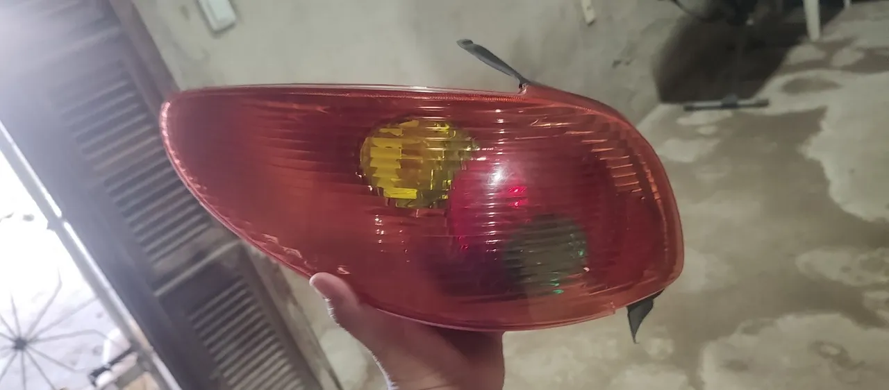 Lanterna traseira Peugeot lado esquerdo