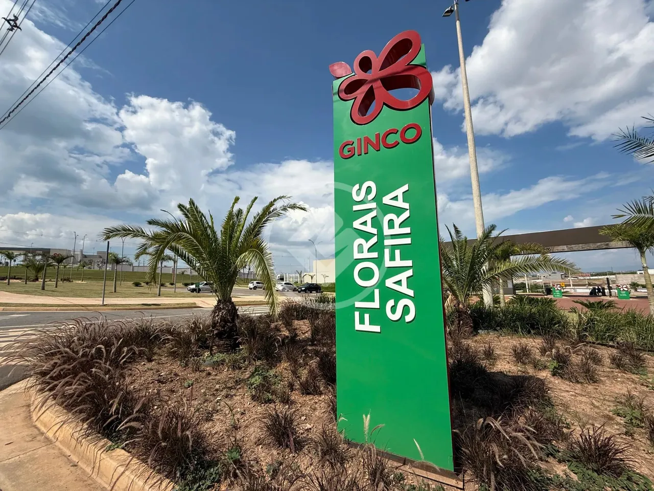 Vende-se terreno com 270m² no FLORAIS SAFIRA. R$500.000,00 codigo: 102248