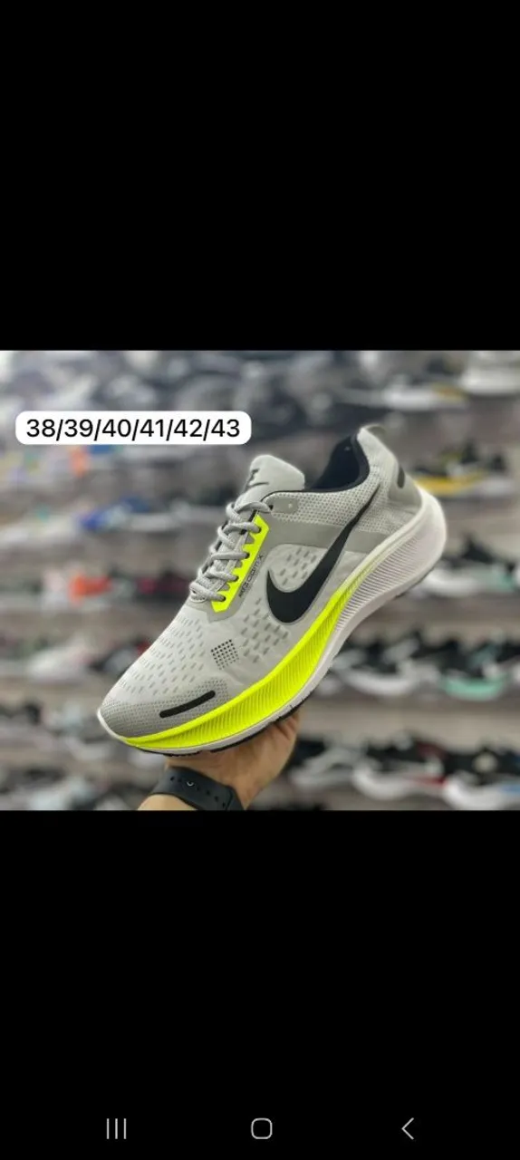 Tênis Nike Cinza com detalhes em amarelo