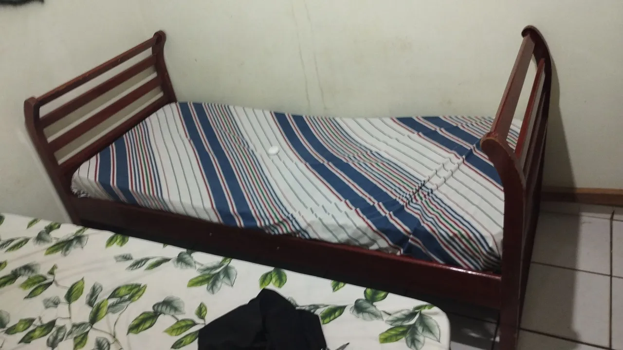 Cama de solteiro de madeira
