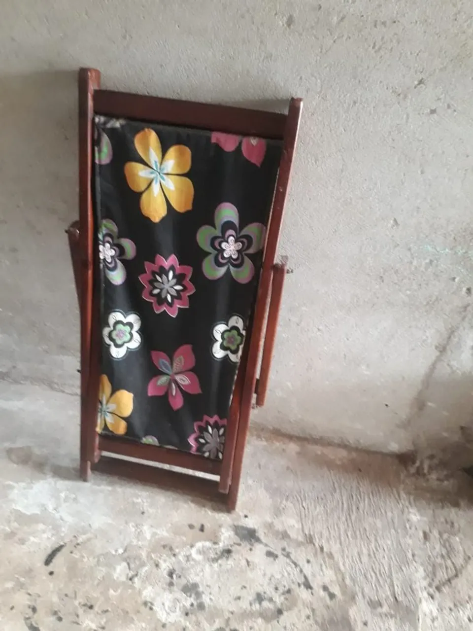 Cadeira de madeira dobrável infantil com estampa floral