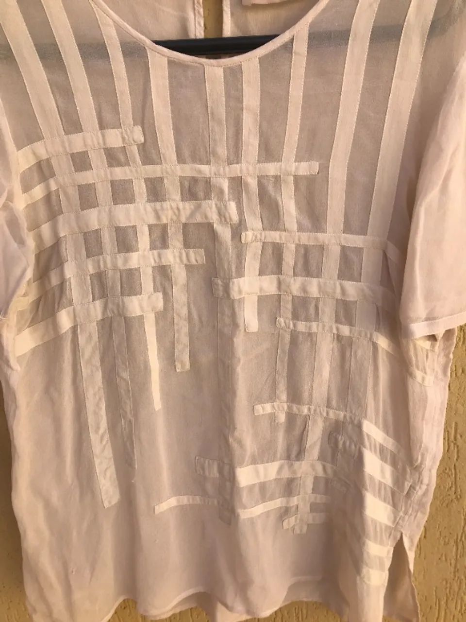 Blusa Com Recortes Na Cor Creme Da Made By Tailor - Foto 2