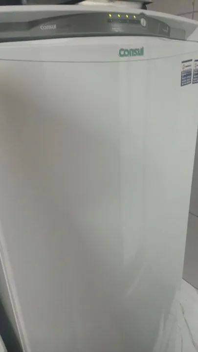 Geladeira semi nova tudo funcionado venda 800 pra sair logo