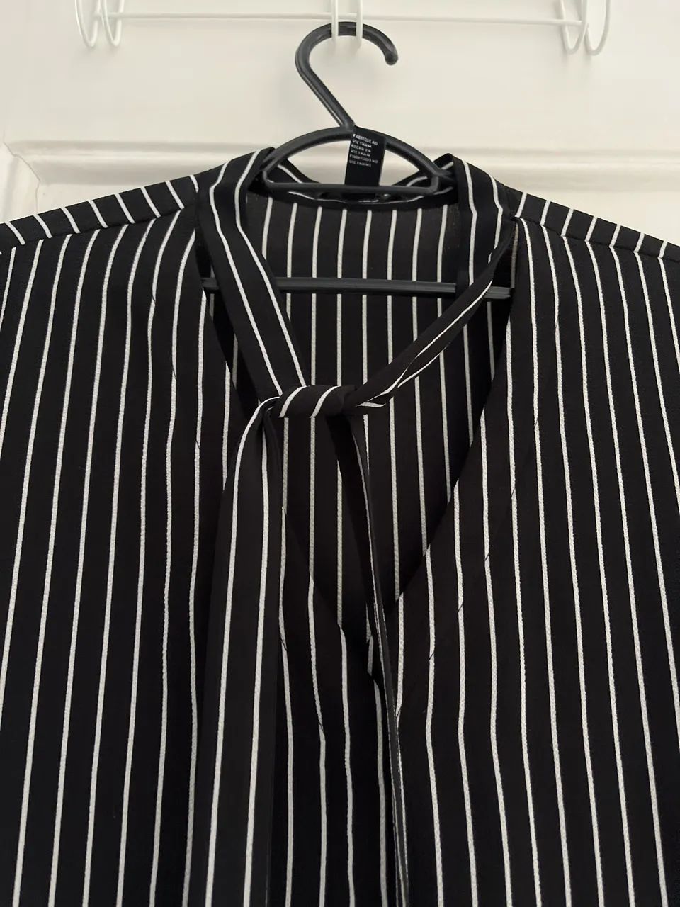 Camisa manga longa forever 21, listrada em preto e branco, tamanho M  - Foto 2