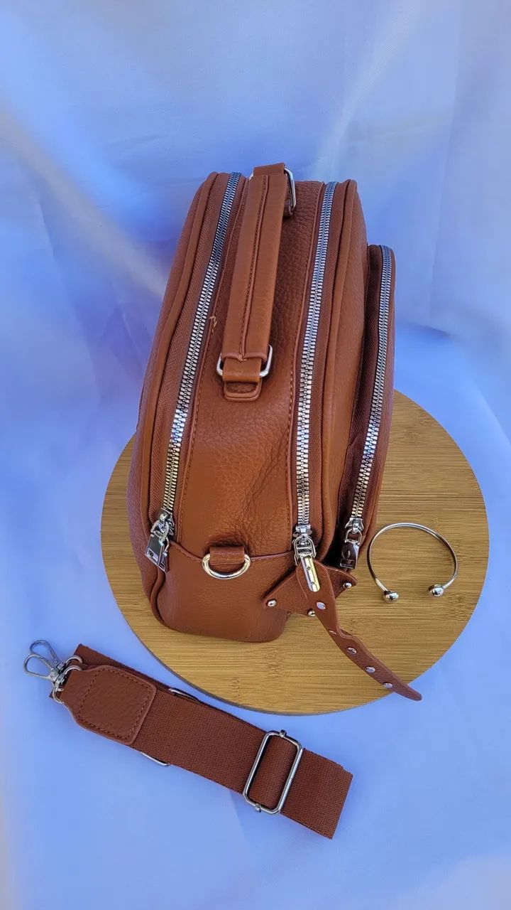 Bolsa média marrom com detalhes prateados e alça longa ajustável - Foto 5