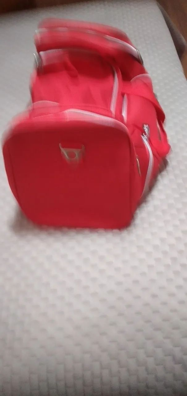 Bolsa de Viagem Vermelha com alça m Detalhes Brancos - Foto 4