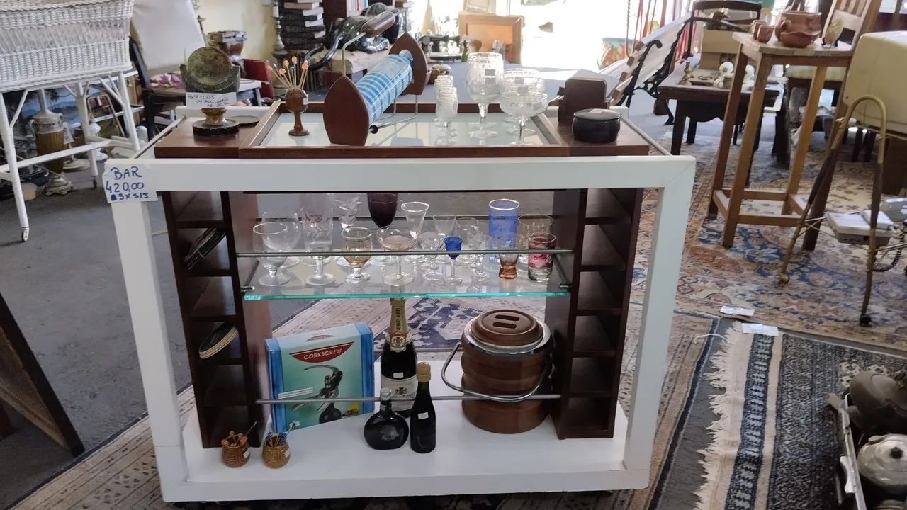 Linda e Prática Adega / Bar 