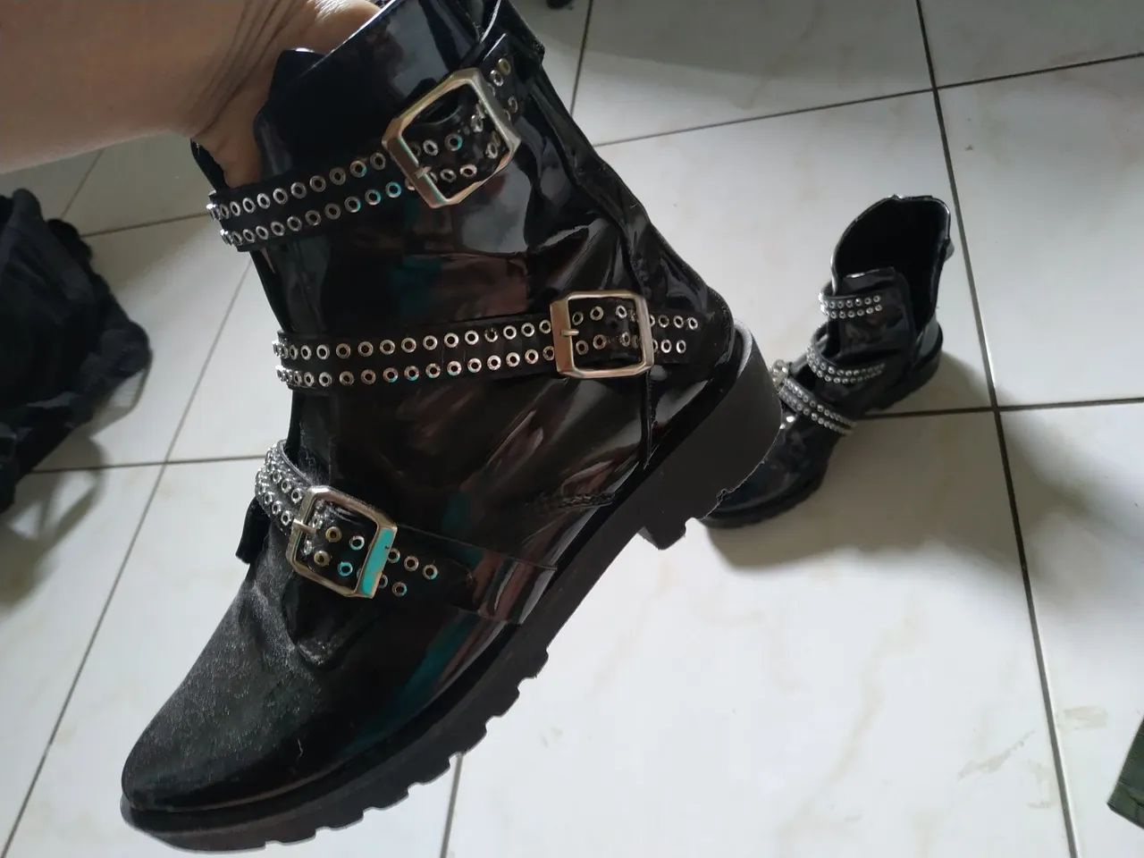 Botinha com ilhóses