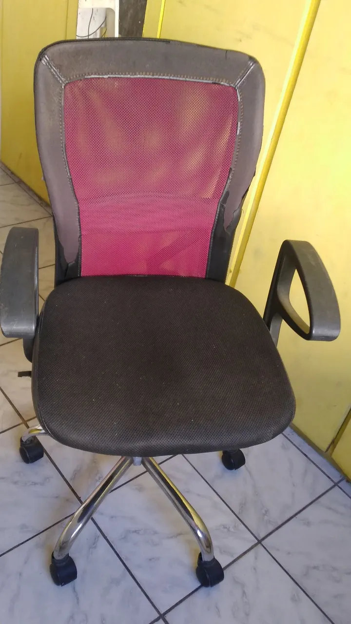 Cadeira de Escritório com Rodas