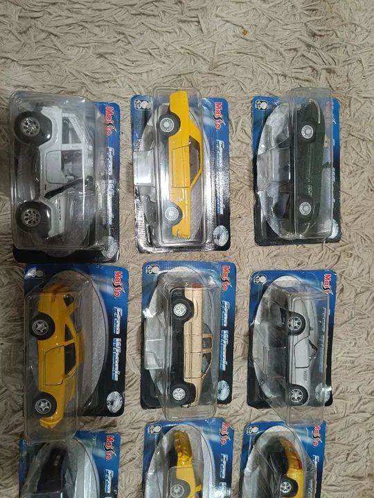 Lote com 13 carrinhos da coleção Free Wheels Maistro jornal extra - Foto 4