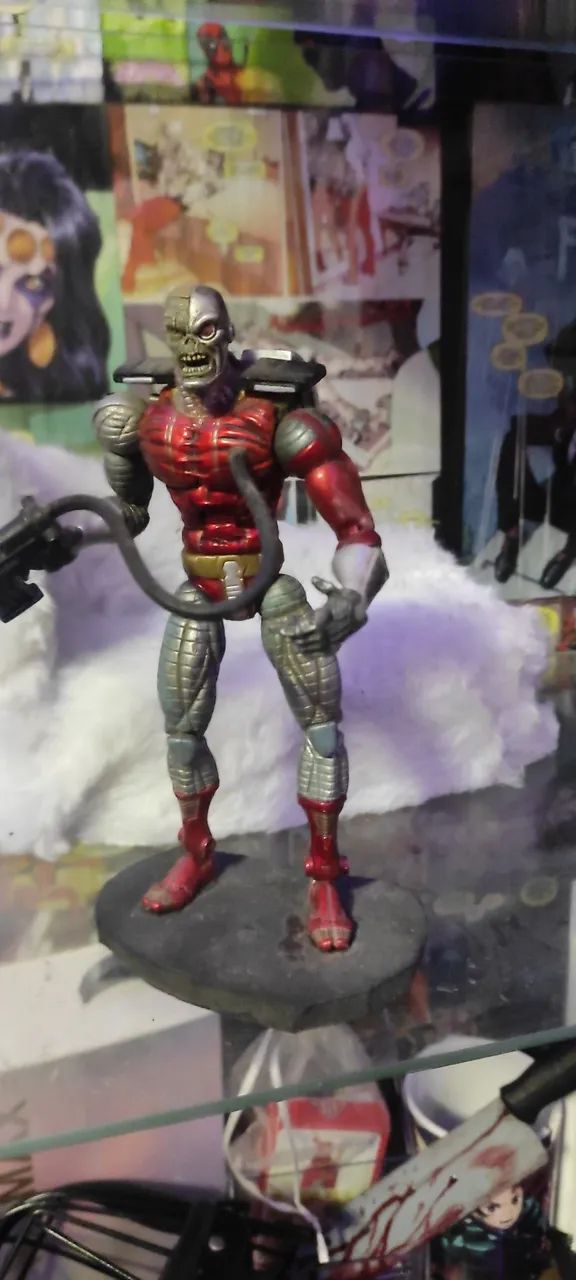 Deathlok Marvel action figure base em EVA
