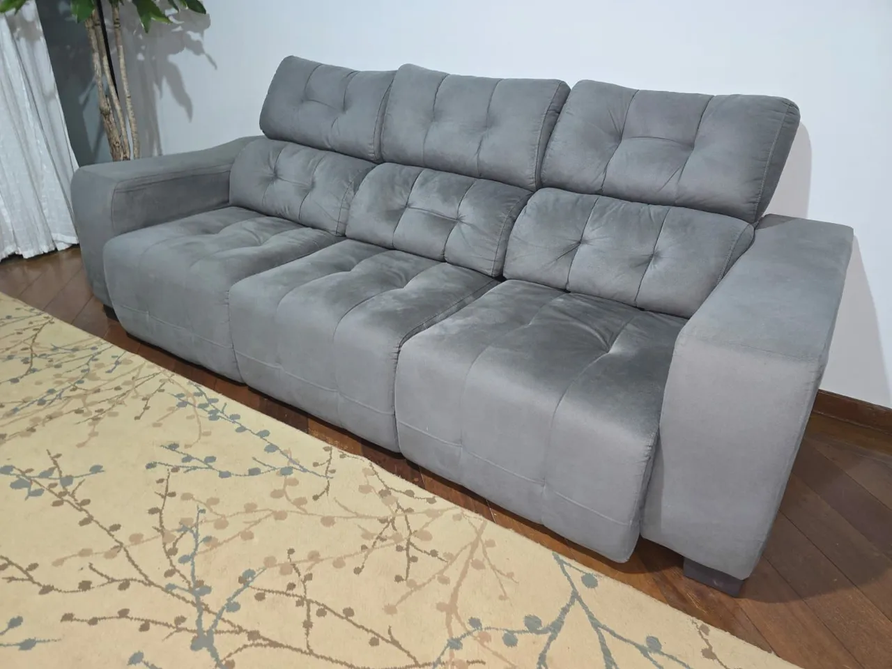 Sofá Cinza Confortável e Elegante