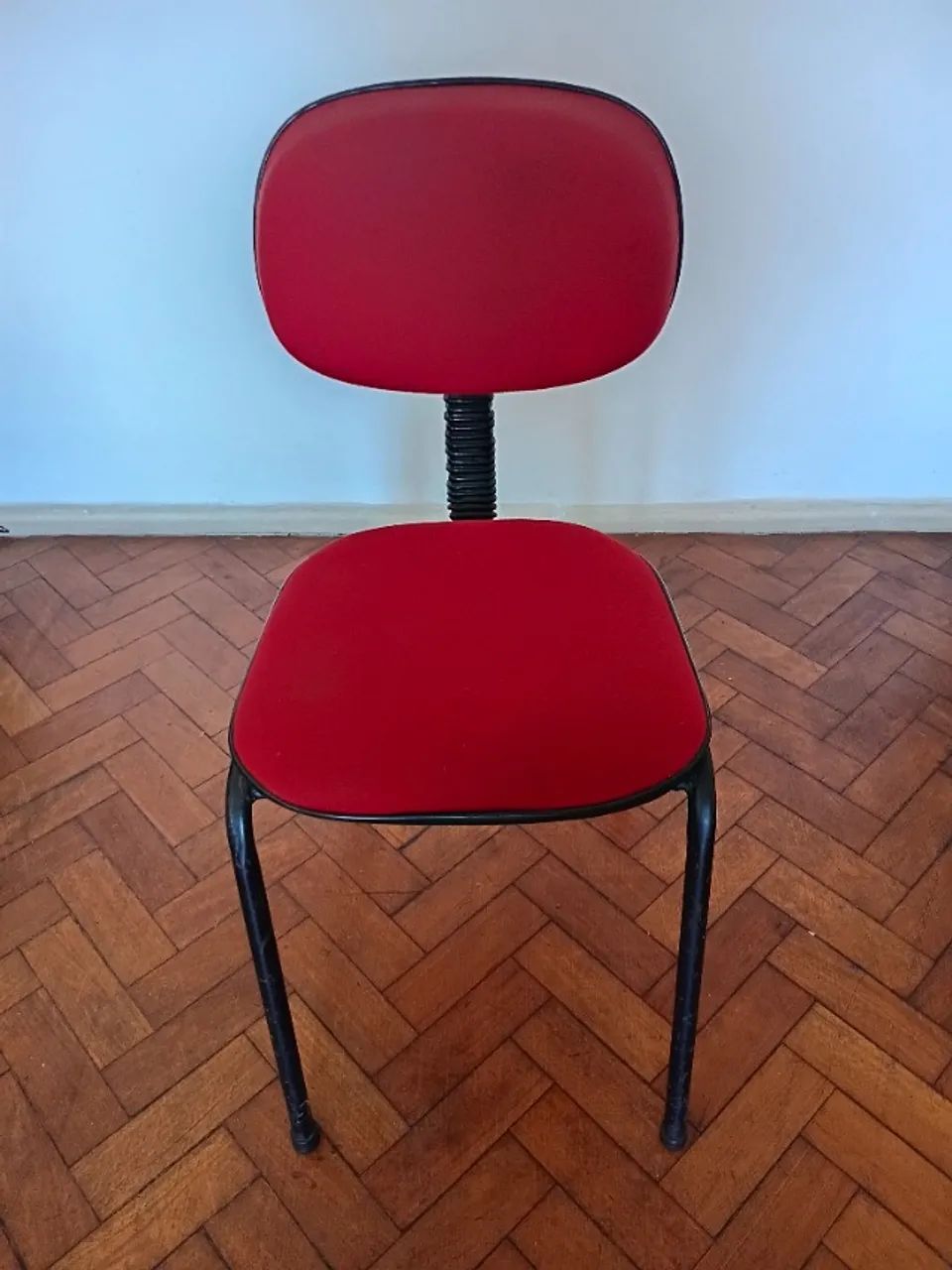 Cadeira escritório vermelha estofada com base fixa