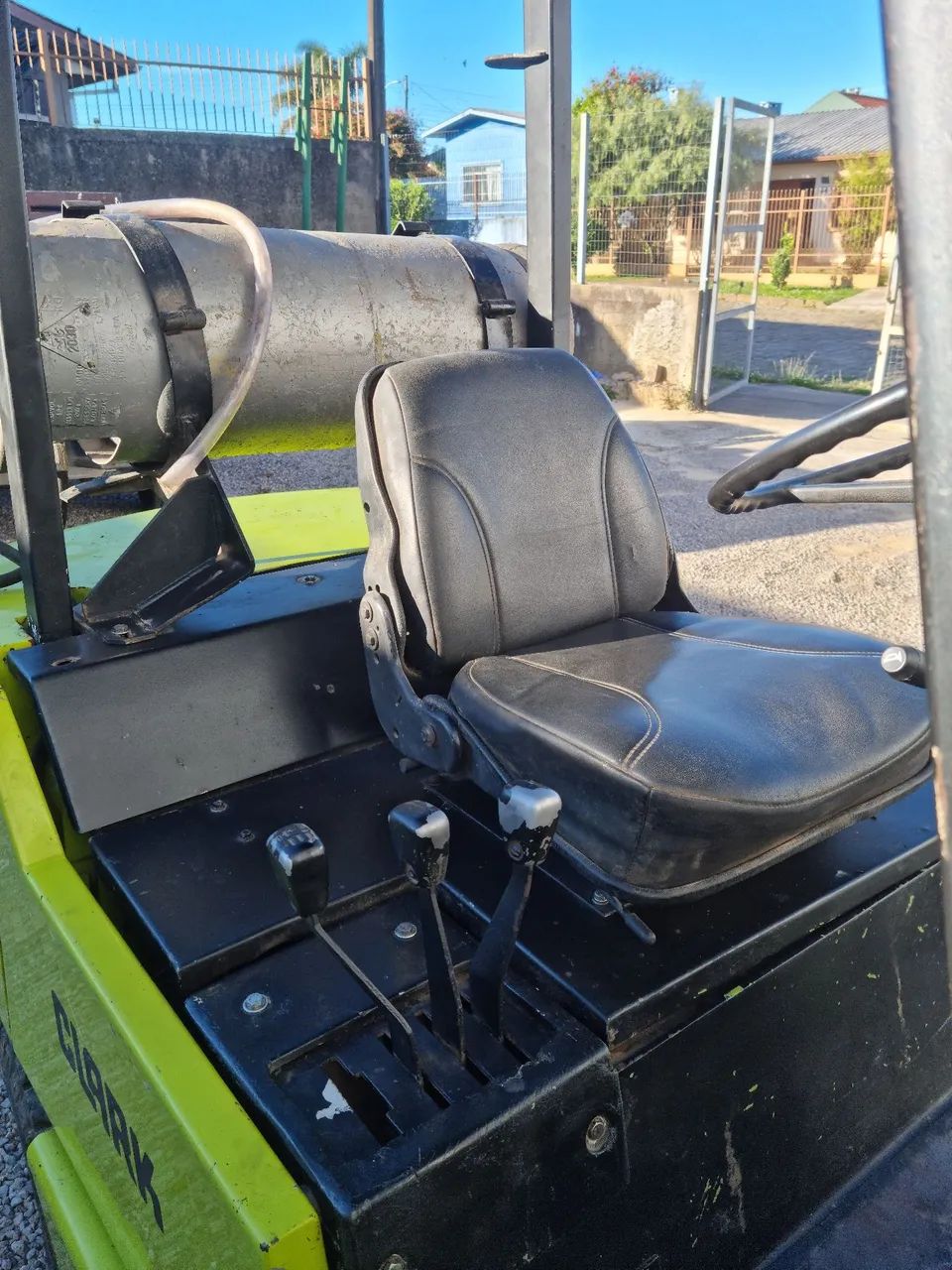 Emplilhadeira Clark GPY25 C/ Deslocador Lateral - Foto 4