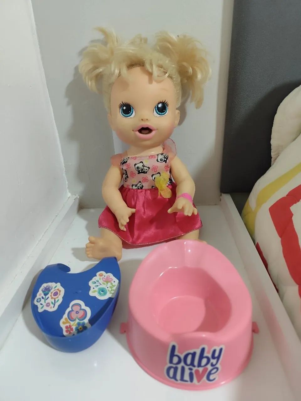 Boneca Baby Alive com babador e peniquinho 
