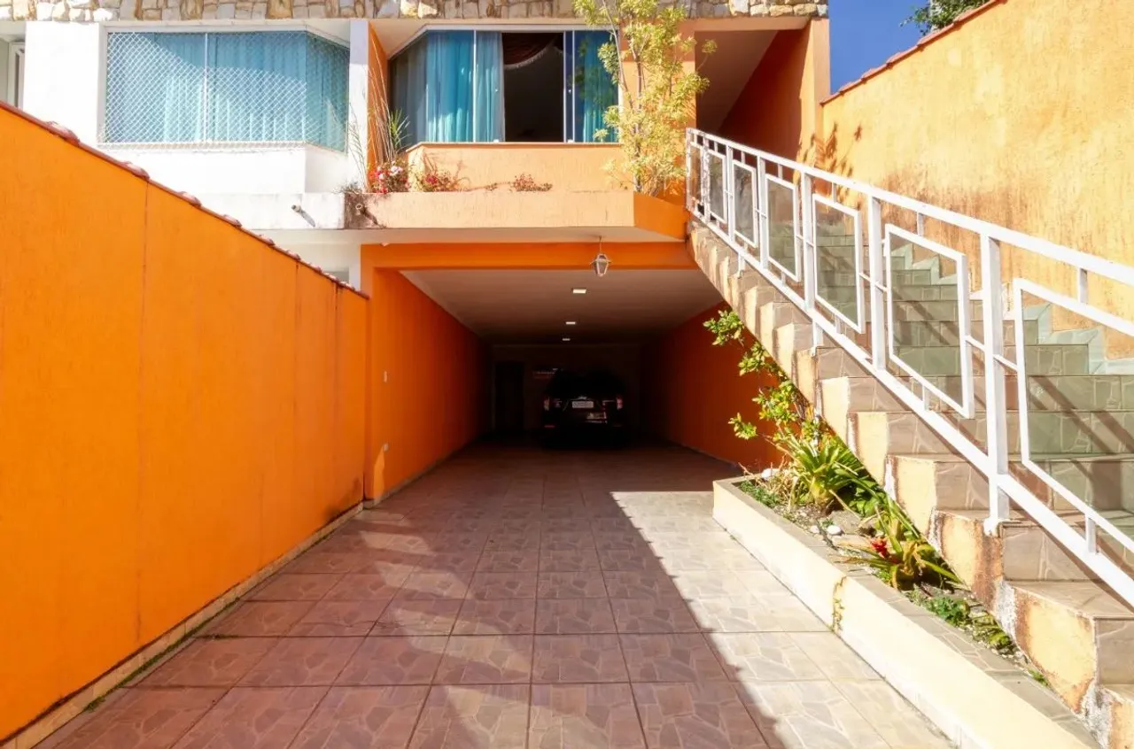 Sobrado para venda com 5 quartos, sendo 2 suítes, 309m²