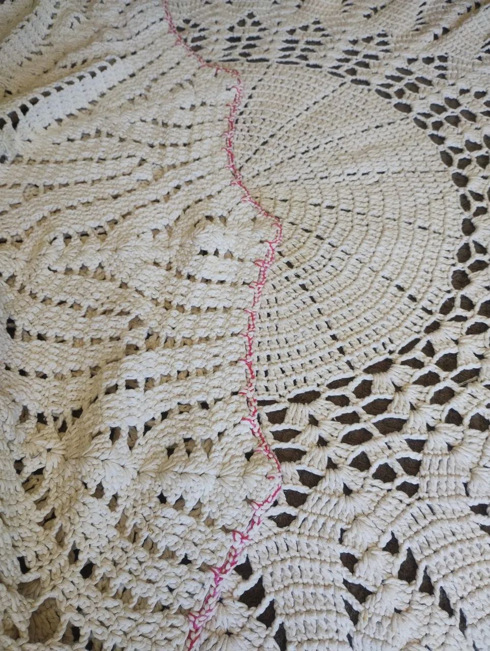 Tapete Crochê Redondo - Branco com Detalhes em Rosa - Foto 4