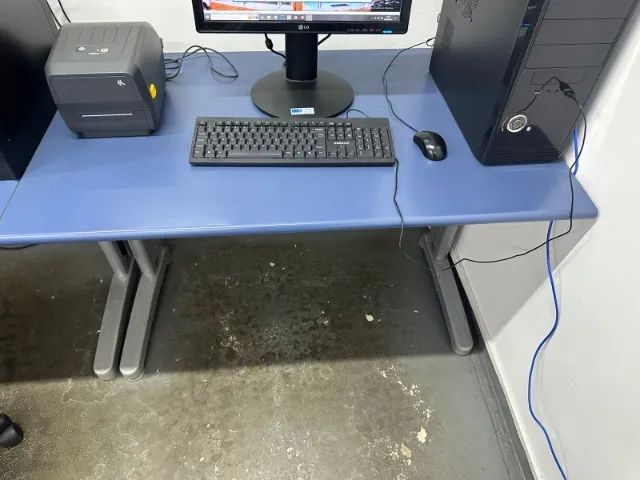 Mesa para escritório com tampo de madeira e estrutura de aluminio e suporte organizador