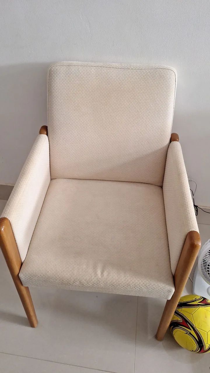 Poltrona com tecido linho bege - Foto 2