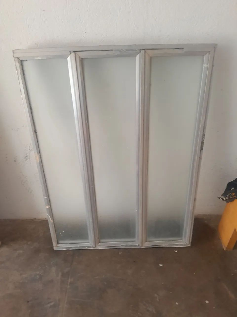 Janela de alumínio com vidros jateados. - Foto 2