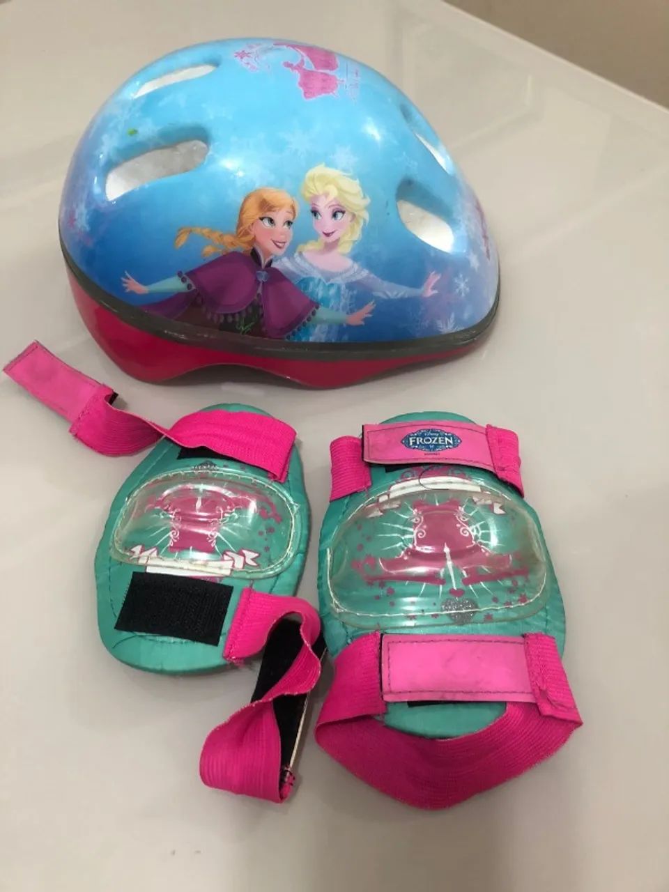 Capacete +joelheira Frozen