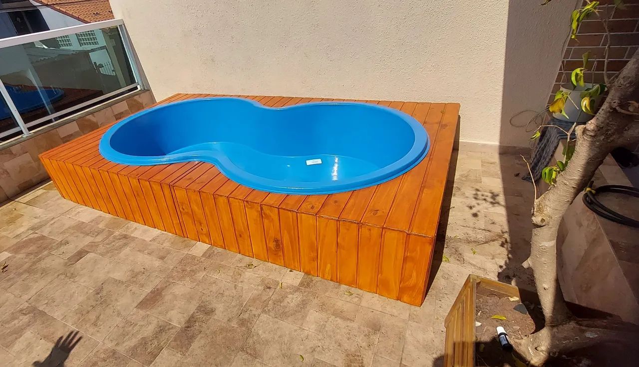 Piscina com deck de madeira feijao mil litros