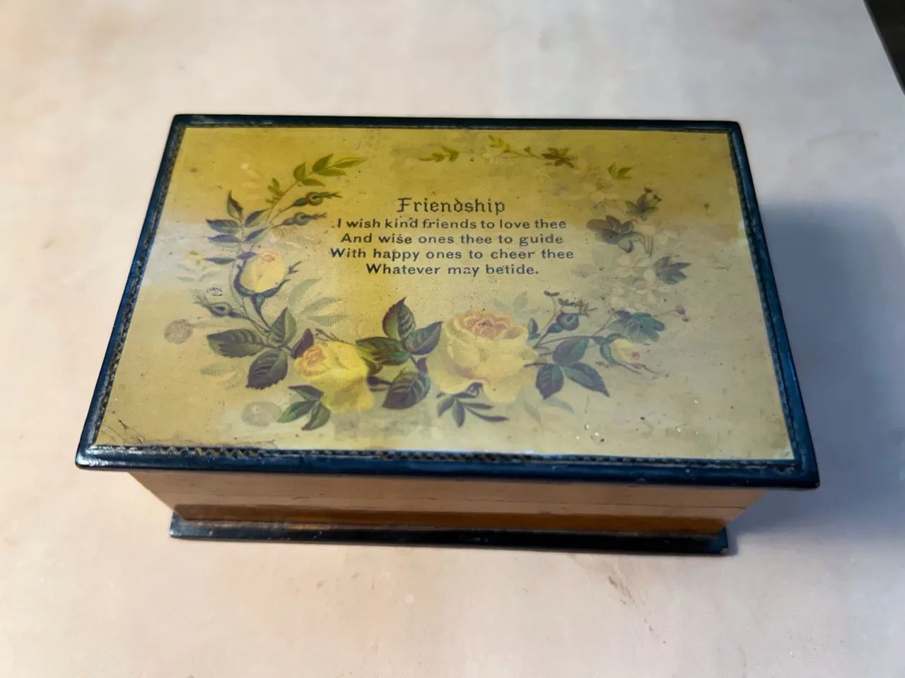 Caixa de madeira vintage com frase em inglês