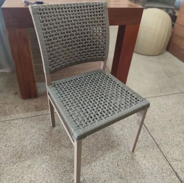 Cadeira em corda náutica e alumínio
