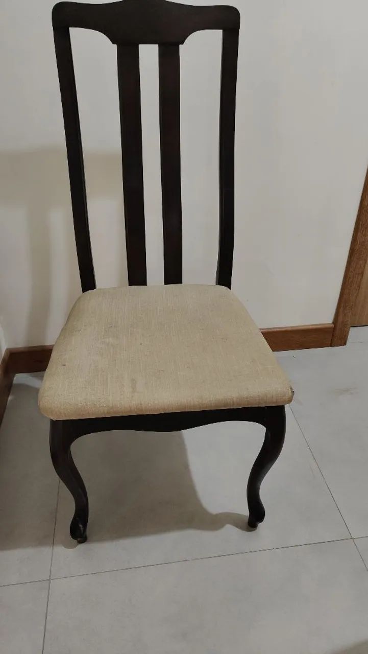 Cadeiras em madeira maciça 