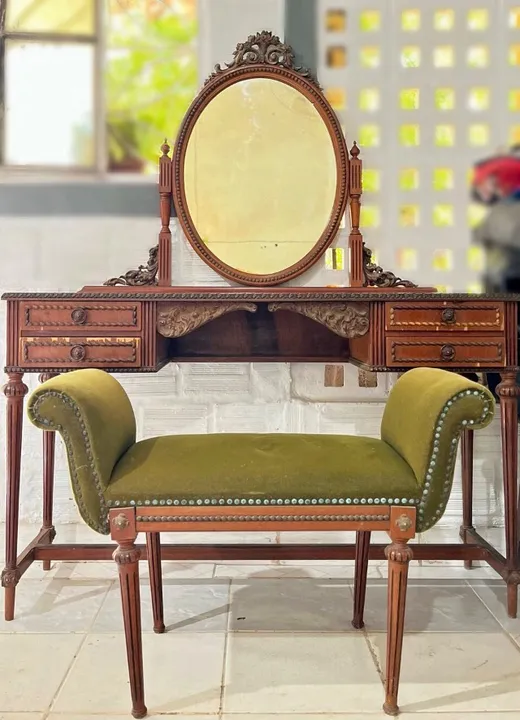 Penteadeira estilo Luís XV com banqueta