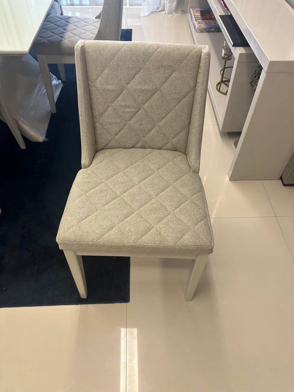 Vendo mesa c/ tampo de vidro e laca pérola com 8 cadeiras em tecido com laca perla  - Foto 4