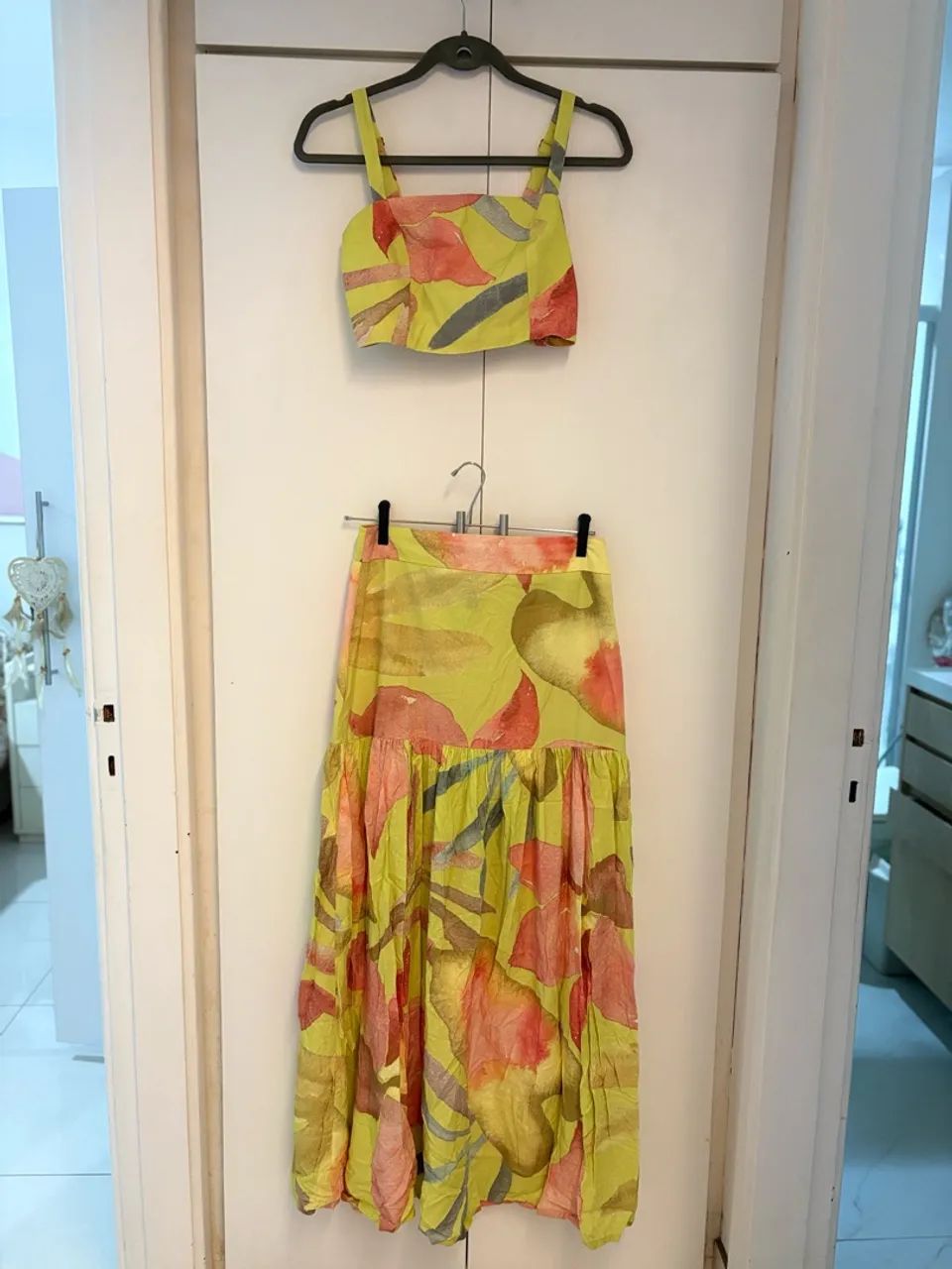 Conjunto de cropped e saia longa 