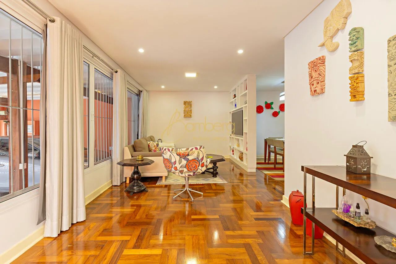 Casa térrea com ambientes amplos totalmente reformada. - Foto 2