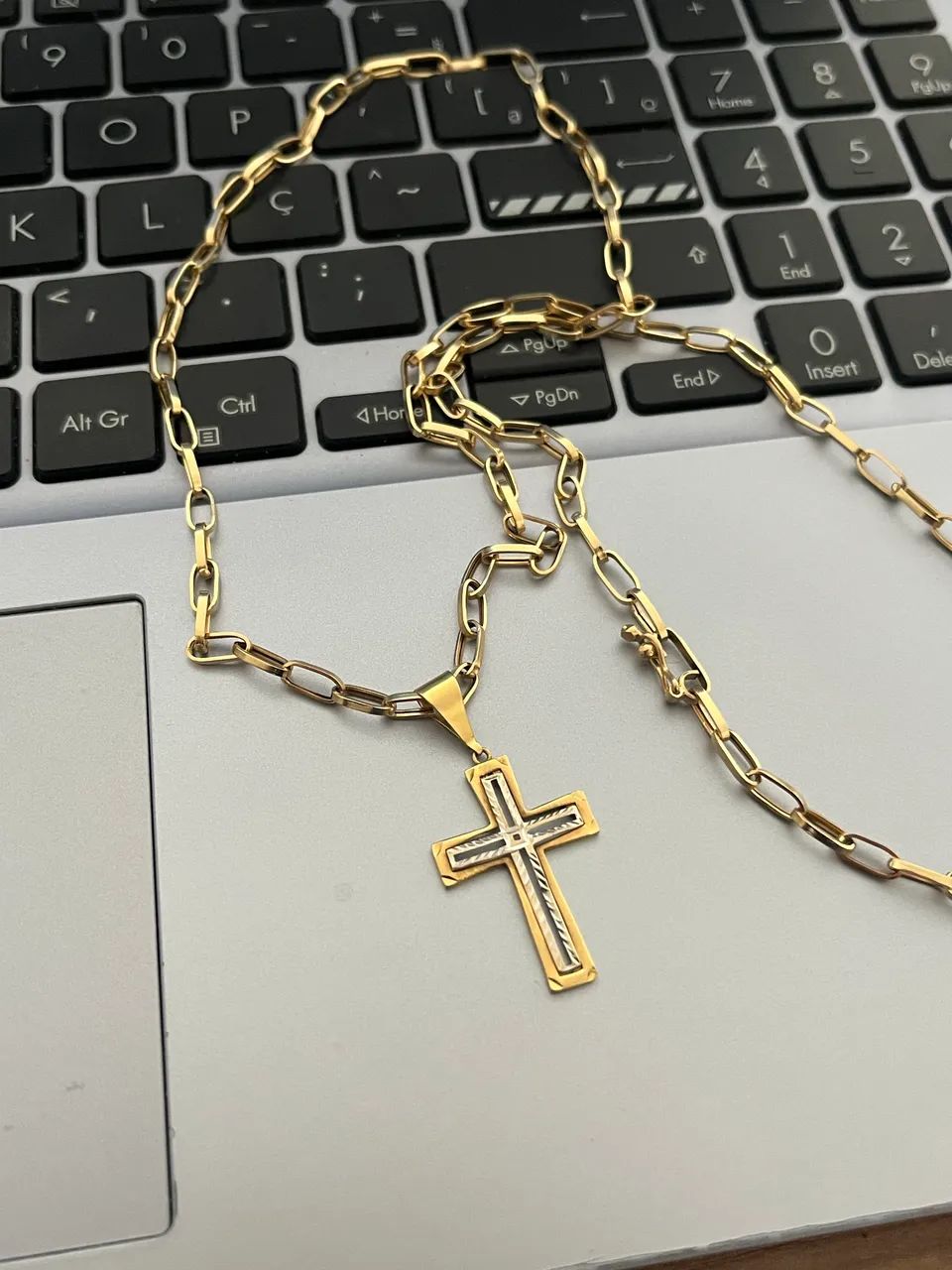 Corrente oca com pingente cruz Ouro 18k Nova 