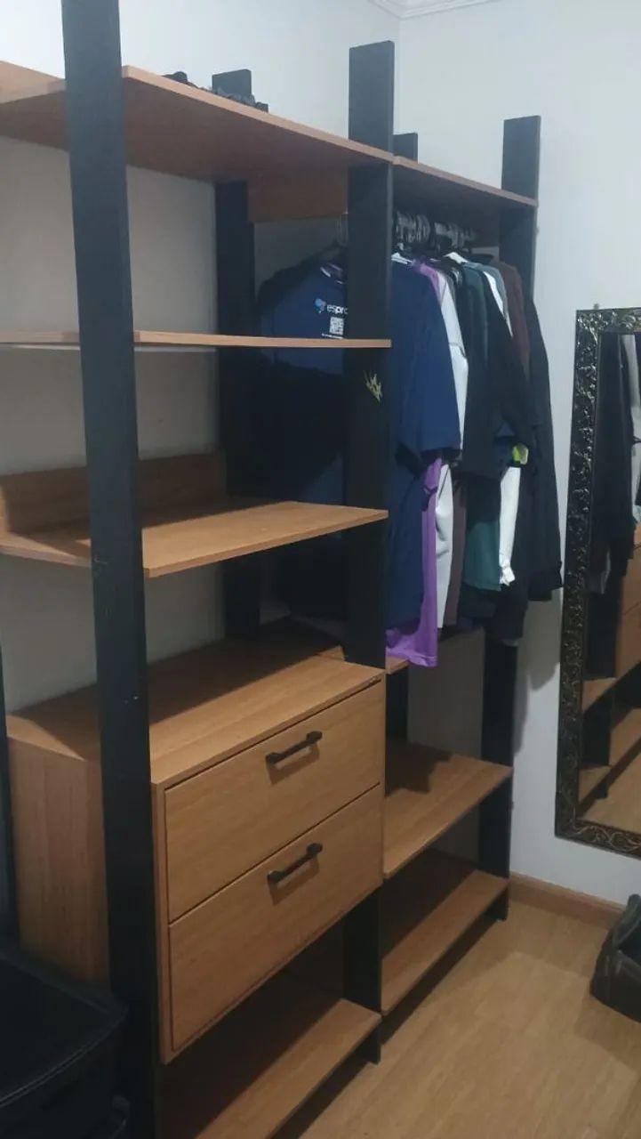 Guarda roupa aberto