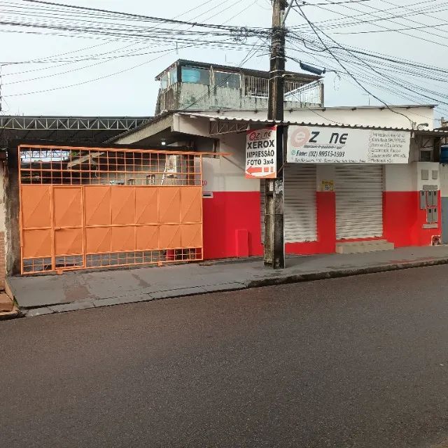 Vila com 1 ponto comercial, 4 apartamentos e 1 galpão.