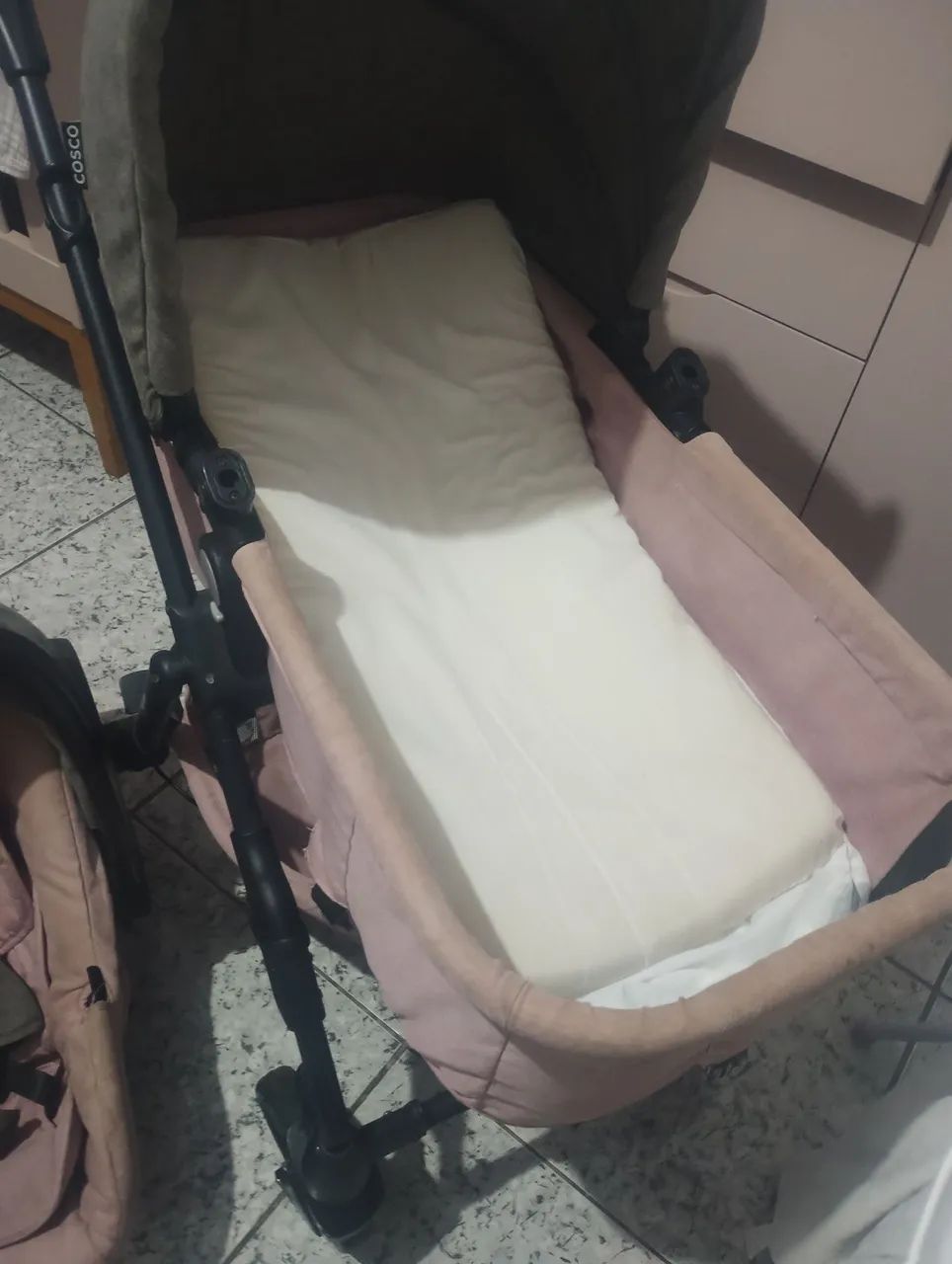 carrinho de bebê com bebe conforto. - Foto 3