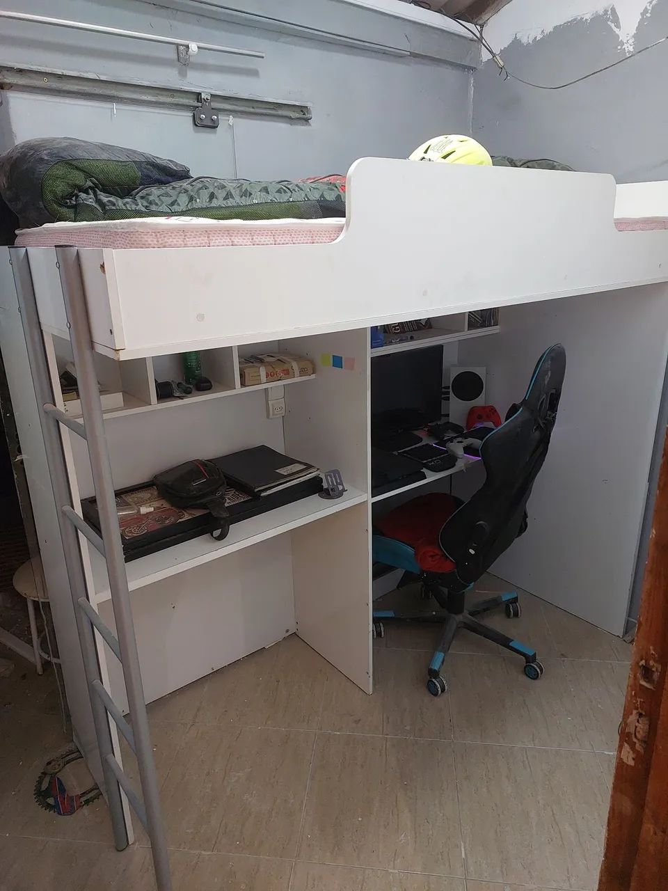 Cama e escrivaninha 