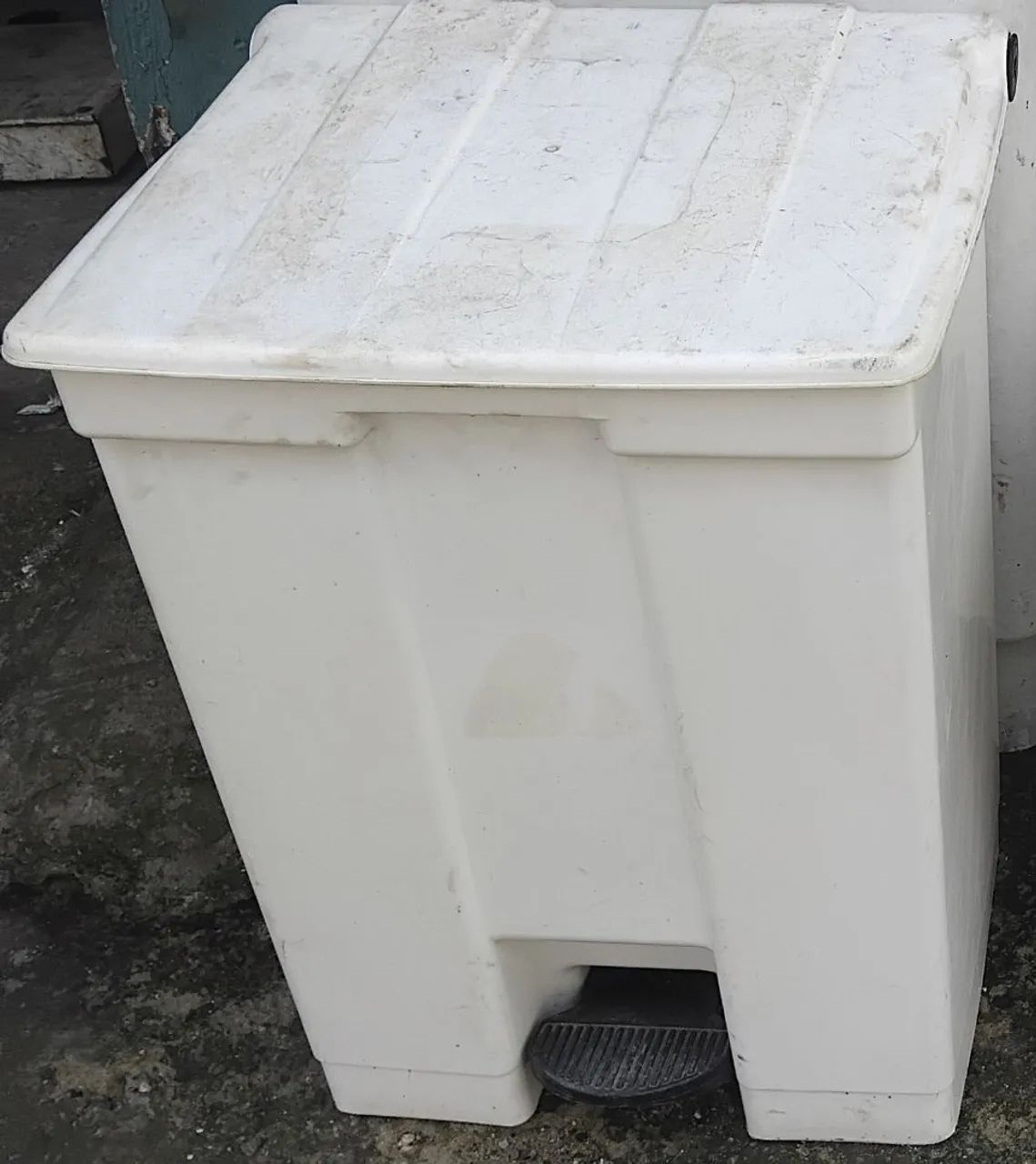 Lixeiras de 100L 