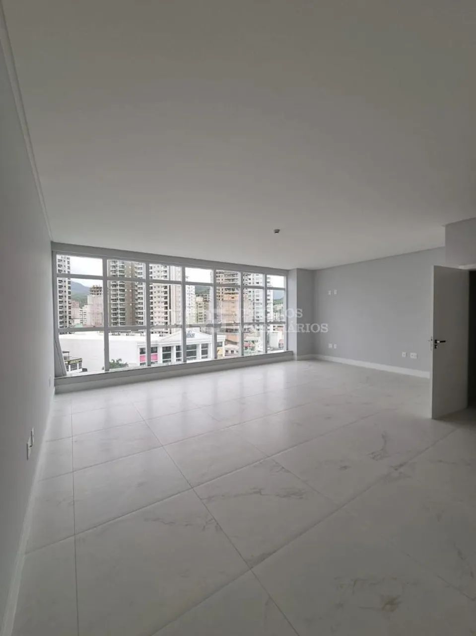 SALA COMERCIAL PARA VENDA EM MEIA PRAIA - Foto 4