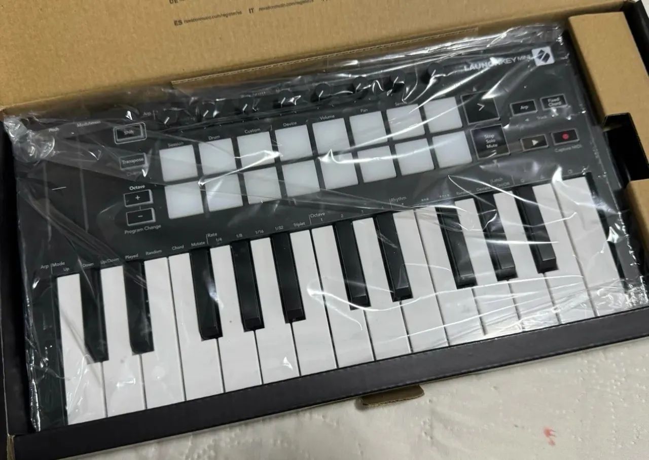 Teclado Controlador Novation LaunchKey Mini MK3 - Foto 2