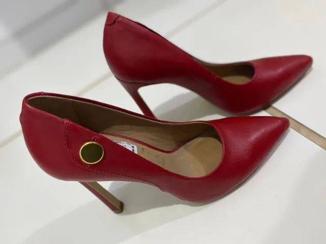 Scarpin vermelho, da marca chilena Gacel.